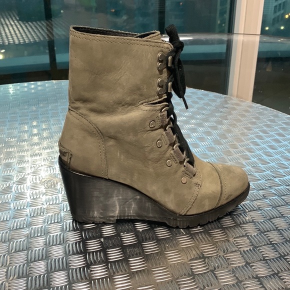Sorel suede grey lace-up wedge boots! - Picture 5 of 6